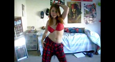 Chica desnuda en la calle se ara en la raja húmeda por completo