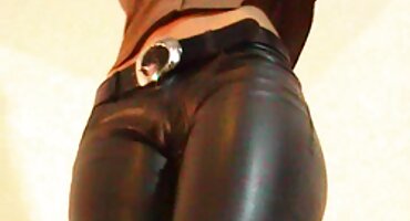 La chica en bragas para dormir fue follada duro