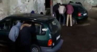 Chico y chica teniendo sexo en clase de trabajo