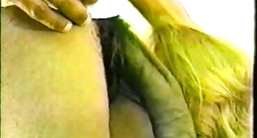 Obediente chica rusa chupa a un chico que conoce su pasado