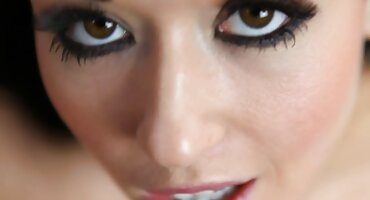 Chico obligado a montar la polla de una chica joven