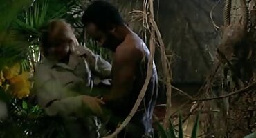 Pareja joven en la cama con pasión sexo