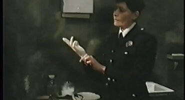 Chica muy hermosa se masturba la polla de un chico y luego le da el culo