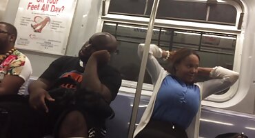 Chico ruso se folla a chica en la cama de clase