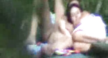 Después de tener relaciones sexuales en todas las grietas, la pareja llenó su coño de semen y le dio un sabor