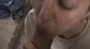 Las chicas jóvenes por dinero pueden chupar a un extraño en la entrada y entregarse a su coño