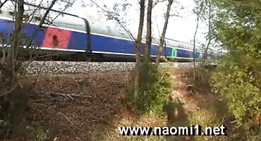 El chico ató a la chica a la cama y le dio a un amigo su polla