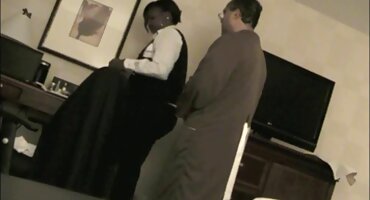 Milf madura borracha insaciable le hizo una mamada a un hijo pequeño y se la dio en el coño