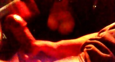 Ella con mucho gusto monta la polla por una porción de semen caliente