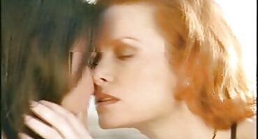 Esposa rusa engaña a un marido que puso a un amigo debajo de ella