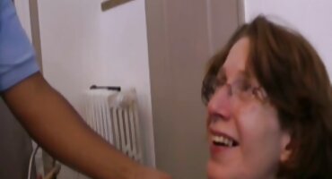 Chica guapa rusa le dio a un chico un masajista en su oficina