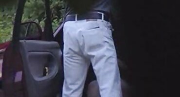 Mamá e hijo follan y él se corre en su pecho