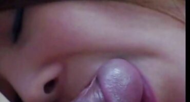 Rubia rusa súper caliente se folla a un tipo y lo toma en su garganta