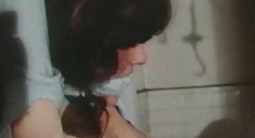 Chico ruso le encanta follar chicas jóvenes en el culo por la mañana