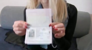 Pareja muy joven teniendo sexo apasionado