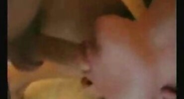 El inesperado sexo de dos jóvenes lesbianas, rubias y morenas, terminó con un orgasmo