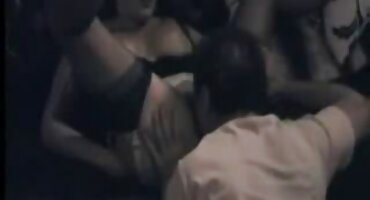 El chico tiene mucha suerte de follar a una rubia increíblemente hermosa con enormes tetas