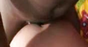 Chico folla su polla en todas las ranuras disponibles