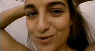 Una porción de semen en la boca rociada por un joven rubio