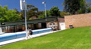 Mujer mayor se masturba con los dedos coño