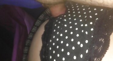 Dando chupando polla gorda, tío follando a la hermana rubia en el culo apretado