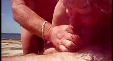 La dama es entregada para sexo anal a un amante más joven que ella