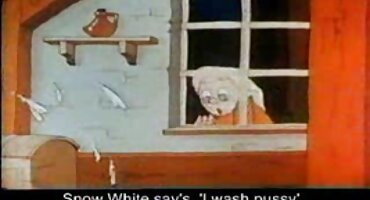 Jovencita chupa profundamente en casa la polla de un novio insolente