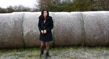 El chico lame la vagina de una hermosa y esbelta chica, obedeciendo Su voluntad