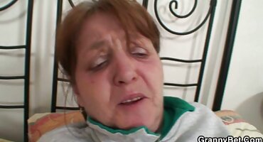 MILF mandona y enojada follada hoy por su hijo mientras papá está en el trabajo en este momento