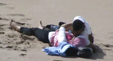 Chica joven chupó la polla al aire libre de un hombre extraño