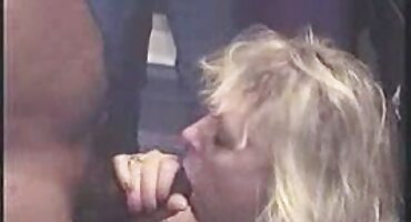 Las hembras los dejan martillar bajo el cielo nocturno abierto