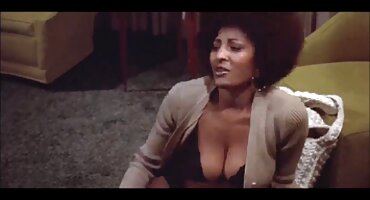 Esposa joven follada delante del marido con su amante en la boca y el coño