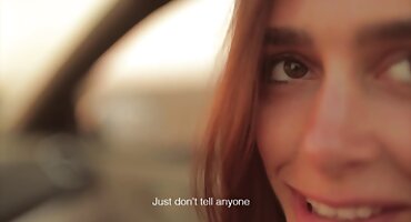 Joven prostituta rusa desnuda follada por un abuelo gris