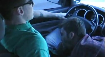 Chico follado por el culo por una joven belleza que lo despertó