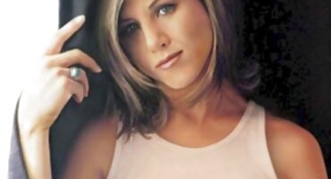 Joven follado por el culo y la boca en un sofá pequeño