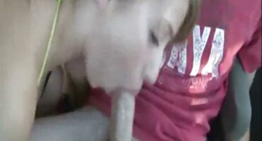 Hermosa rubia de tetas firmes se acaricia con un falo