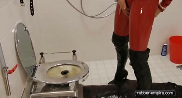 A la joven esposa flaca le encanta que la follen por el culo