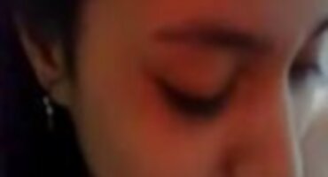 Dos polluelos en la cama con dos machos