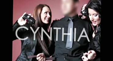 Dos chicas delgadas despiertan a su padre adoptivo para tener sexo ffm