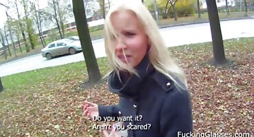 Hermosa lesbiana lame la vagina de una chica y se folla su juguete