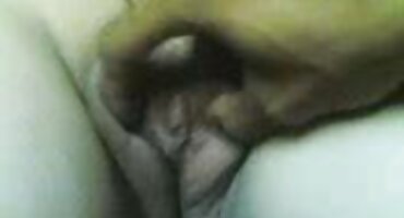 Chico joven se masturba la polla mientras su madre lo vio y lo sedujo por incesto