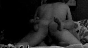 Rubia rusa con formas maduras montando a un chico joven