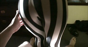 Reparador se folla a una dama llena en el coño cambiando diferentes posiciones