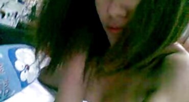 Rubia en medias negras se masturba el coño