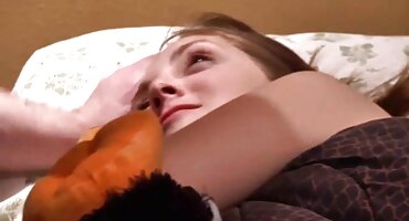 Una mujer madura excitaba a su hijo con una mamada y tenía sexo con él