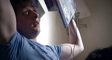 Morena madura y joven rubia se divierten en el baño