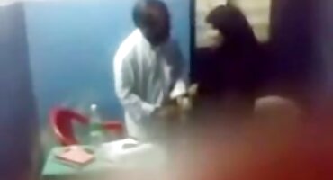 Después de la mamada, la madre pelirroja gorda Elena se folla a su hijo en la mesa