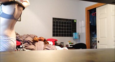 En una escena picante, la primera vez en el culo, un joven se folla dolorosamente a su amigo con el pene