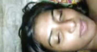 Tio follada duro a su jugosa mamá y semen en su agujero