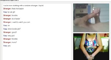 Primero una joven rusa es follada por el culo con juguetes sexuales y luego con una polla